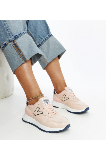 Tênis rosas com sola mais...