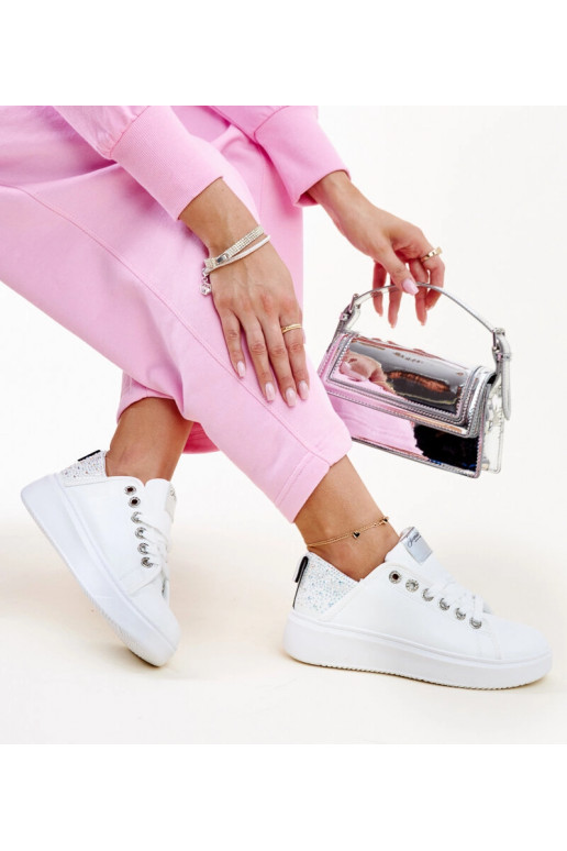 Tênis branco-prateados com zircônias...