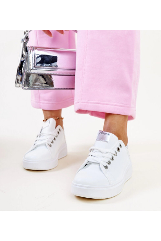 Tênis branco-prateados com zircônias...