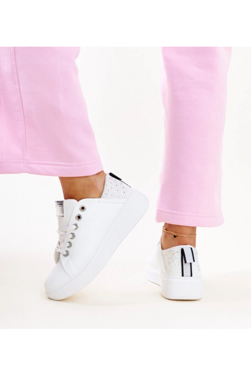 Tênis branco-prateados com zircônias...