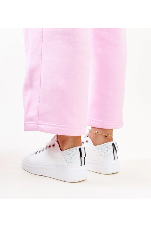 Tênis branco-prateados com zircônias...