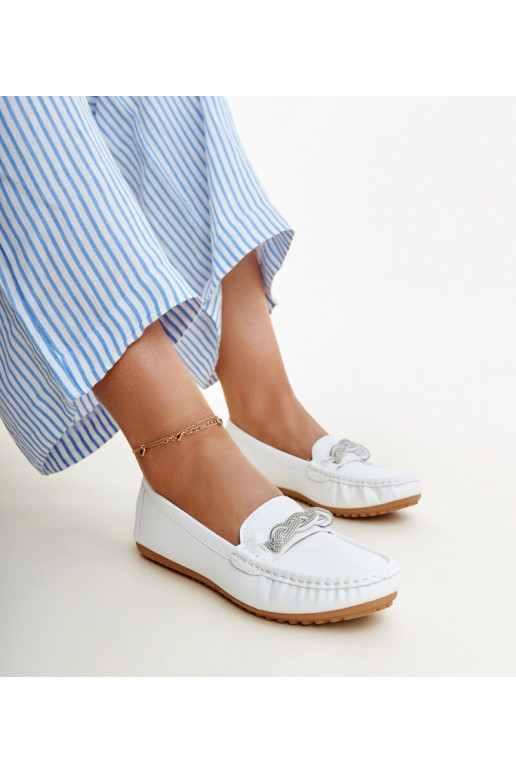 Mocassim branco decorado com...