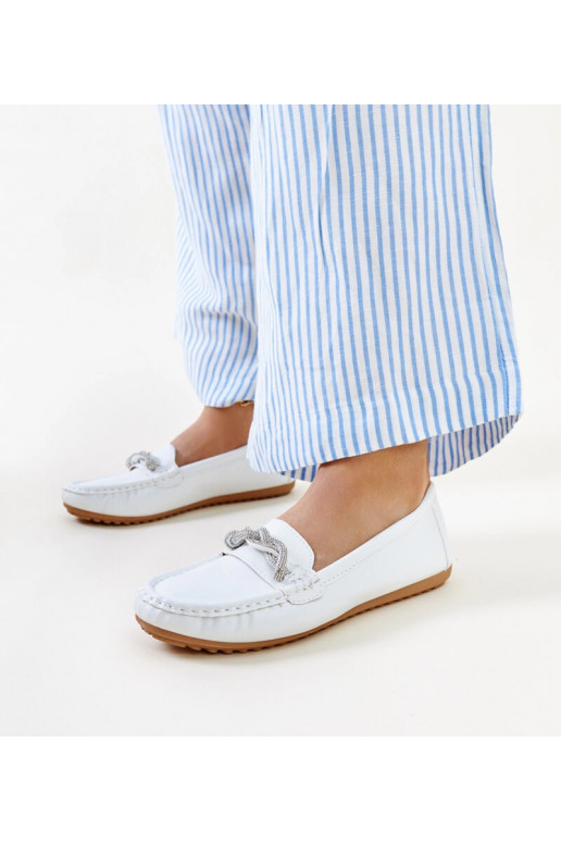 Mocassim branco decorado com...