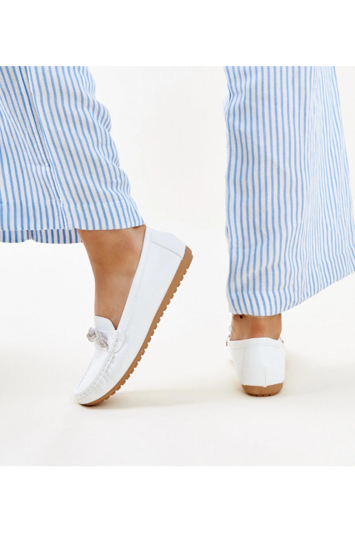 Mocassim branco decorado com...