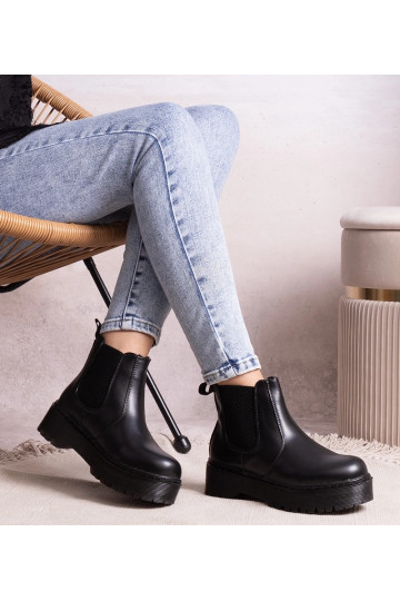 Botins pretos com... 2