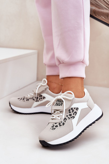 Batelas esportivos Sneakers modelo feminino com plataforma em estampa de pele de leopardo nas cores branca e areia Pumbes