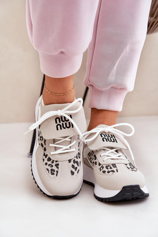 tênis À modalo de tênis Feminino com uma plataforma com padrões de pele de leopardo Branco-bege Pumbes tênis À modalo de tênis Feminino com uma plataforma com padrões de pele de leopardo Branco-bege Pumbes