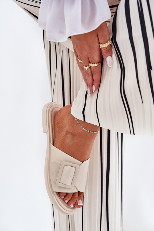 Chinelos de couro Feminino com fivelas D&A SJ2302-01 bege Chinelos de couro Feminino com fivelas D&A SJ2302-01 bege