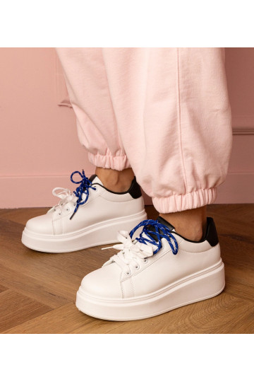 Tênis brancos esportivos de... 2