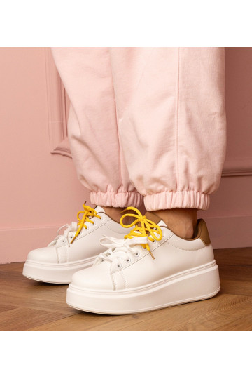 Tênis brancos e marrons...