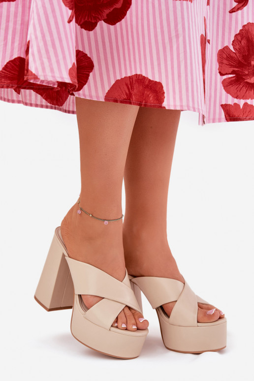 Chinelos femininos com uma plataforma I Registro bege Lenobos