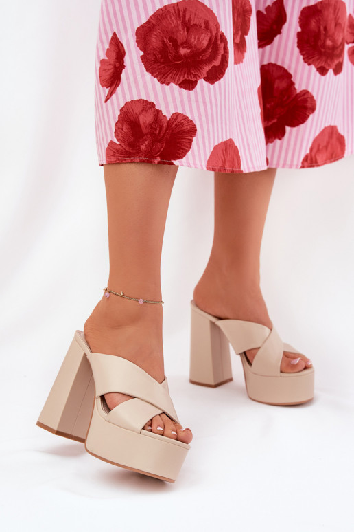 Chinelos femininos com uma plataforma I Registro bege Lenobos