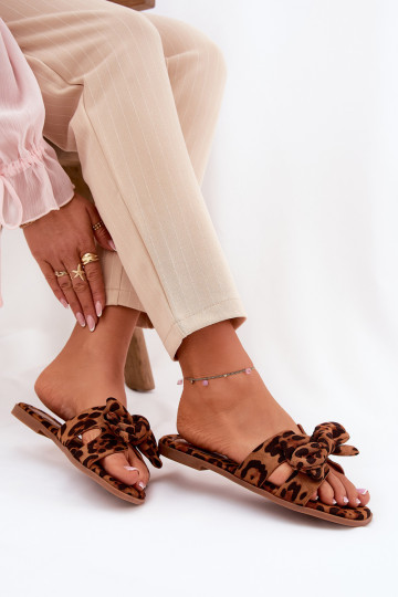 Chinelos femininas com solado plano e laços com estampa de pele de leopardo marrons Tobin