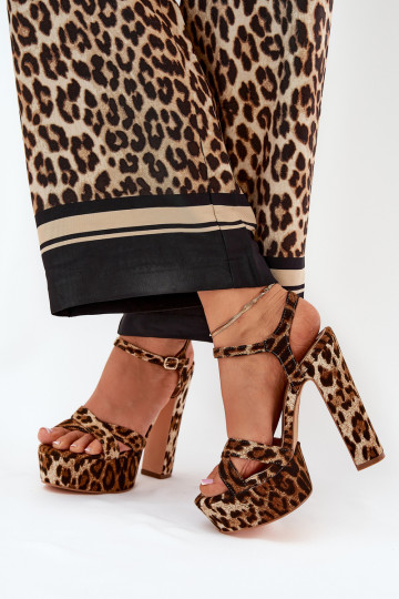Sandálias femininas de salto alto e plataforma com estampas de pele de leopardo cor marrom Jovenes 2