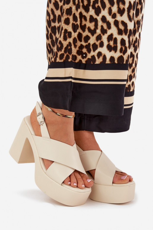 Sandálias femininas de salto alto e plataforma de couro ecológico cor de marfim Annavin
