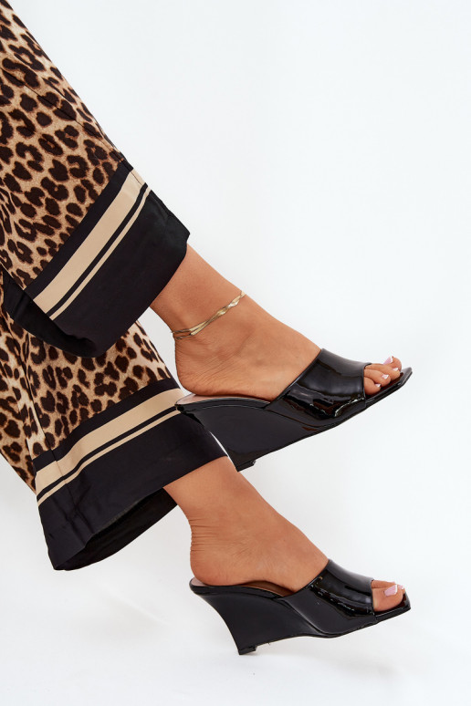 com efeito verniz Chinelos femininos Em uma cunha cor preta Nelithin