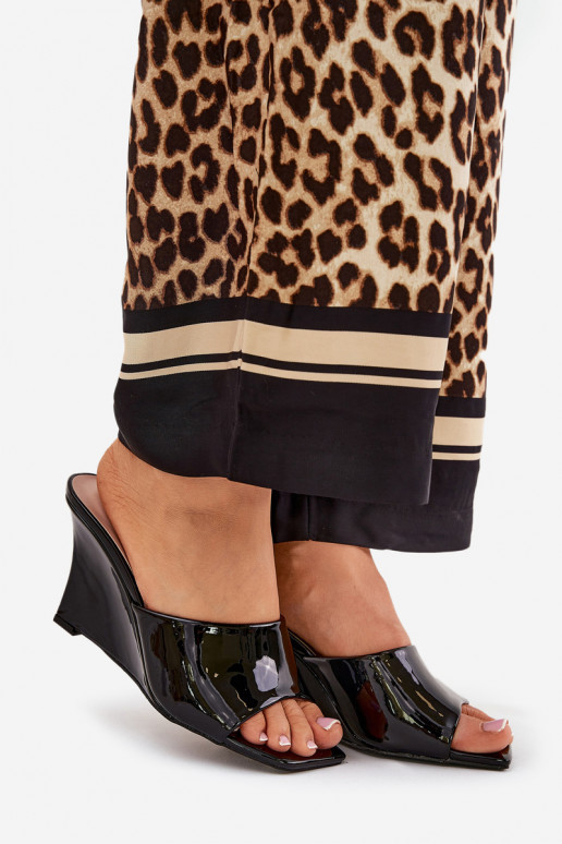 com efeito verniz Chinelos femininos Em uma cunha cor preta Nelithin