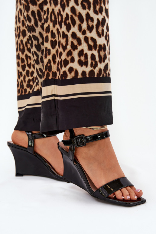 Sandálias lacadas para mulheres Em uma cunha cor preta Vliraya