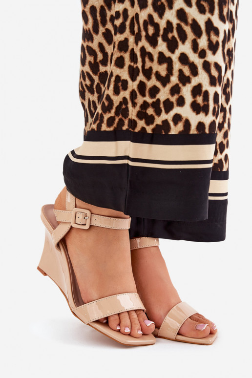 Sandálias lacadas para mulheres Em uma cunha Nude Vliraya