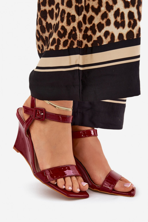 Sandálias lacadas para mulheres Em uma cunha Borgonha Vliraya Sandálias lacadas para mulheres Em uma cunha Borgonha Vliraya