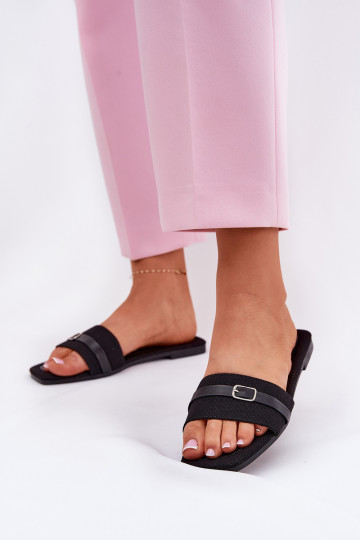 chinelo feminino com tiras e fivela na cor preto Zilina