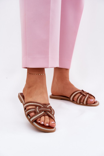 chinelo feminino plano com tiras entrelaçadas na cor marrom Acimine
