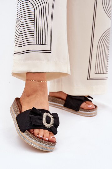 Chinelos femininos com uma plataforma com fitas I Ozdobną Broszką cor preta Lenela