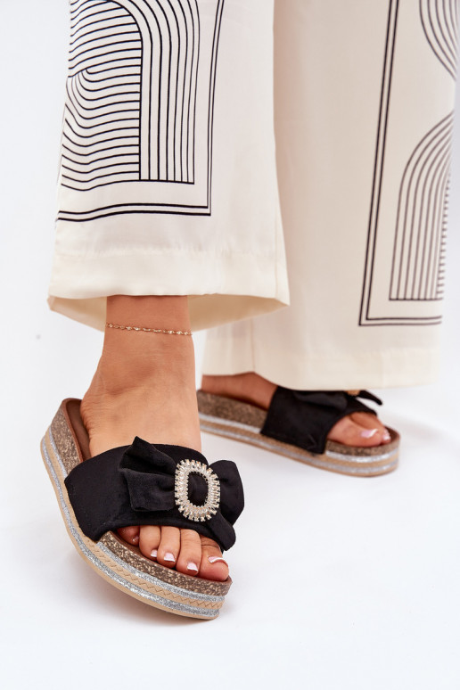 Chinelos femininos com uma plataforma com fitas I Ozdobną Broszką cor preta Lenela