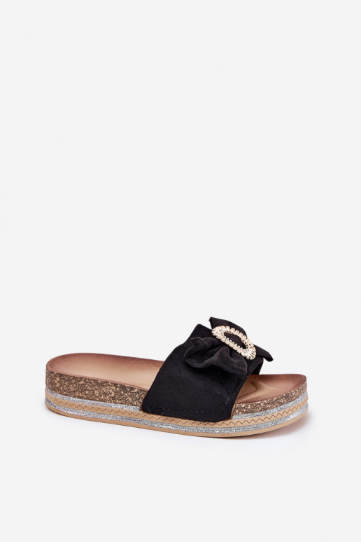 Chinelos femininos com uma plataforma com fitas I Ozdobną Broszką cor preta Lenela