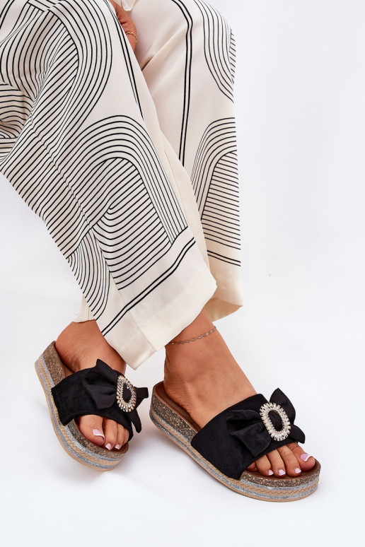 Chinelos femininos com uma plataforma com fitas I Ozdobną Broszką cor preta Lenela