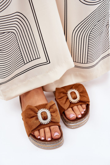 Chinelos femininos com plataforma, laços e broche decorativo na cor marrom Lenela