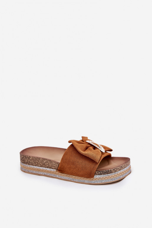 Chinelos femininos com uma plataforma com fitas I Ozdobną Broszką cor marrom Lenela