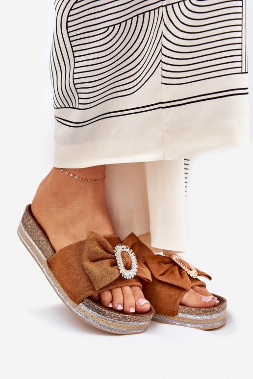 Chinelos femininos com uma plataforma com fitas I Ozdobną Broszką cor marrom Lenela