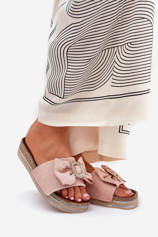 Chinelos femininos com uma plataforma com fitas I Ozdobną Broszką cor rosa Lenela