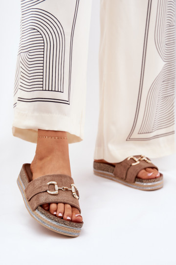 Chinelos femininos com uma plataforma com detalhes dourados E brilho cor cáqui Morisela 2