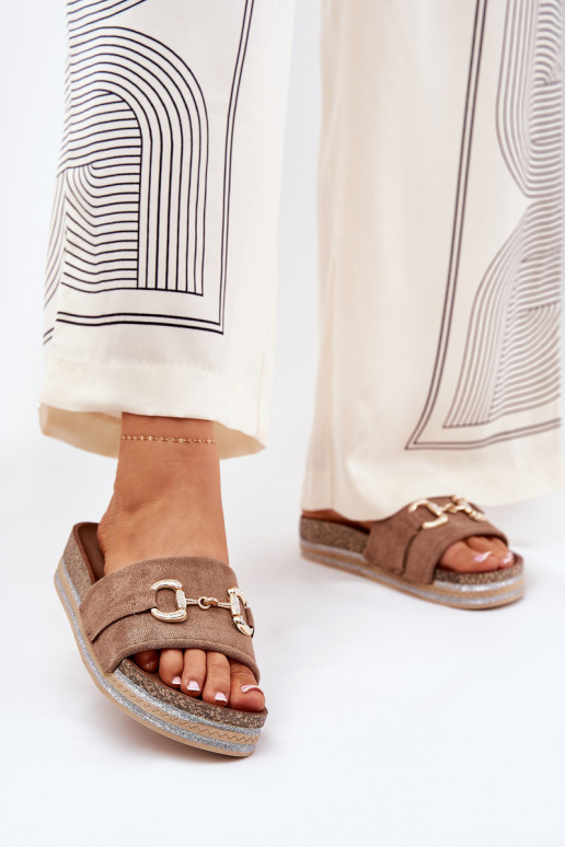 Chinelos femininos com uma plataforma com detalhes dourados E brilho cor cáqui Morisela