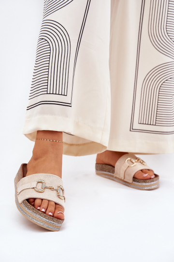 Chinelos femininos com uma plataforma com detalhes dourados E brilho bege Morisela 2