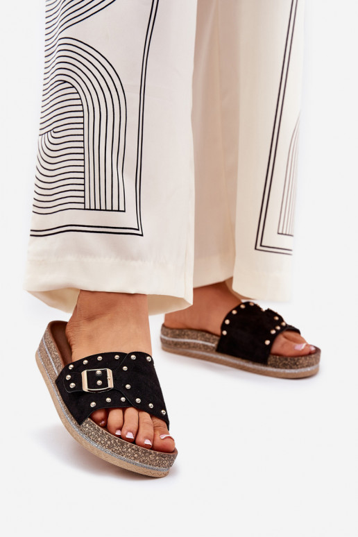 Chinelos femininos com uma plataforma com fivelas E pregos cor preta Nusithia