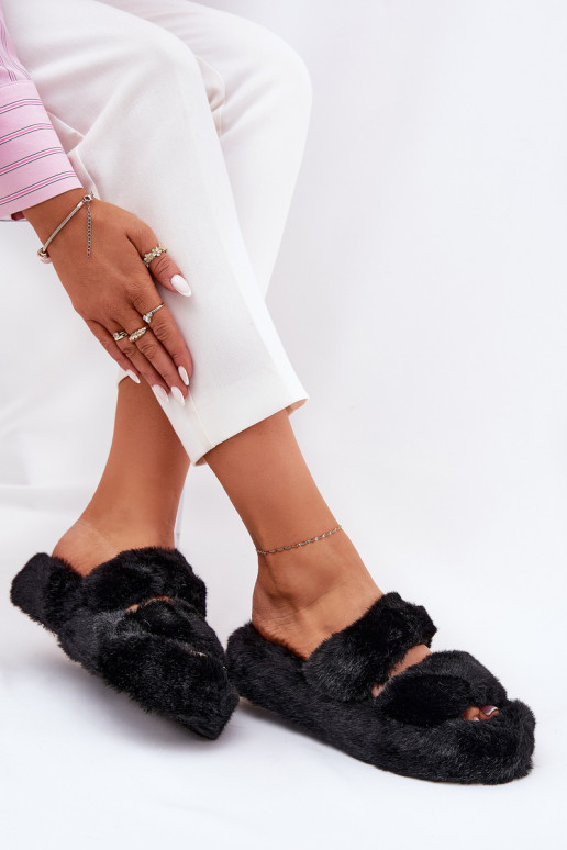 com um casaco de pele Chinelos Feminino com uma plataforma cor preta Talfedi