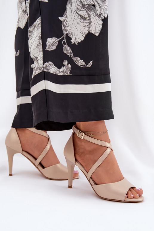 sandálias da moda com salto fino cor dourada Loressa sandálias da moda com salto fino cor dourada Loressa