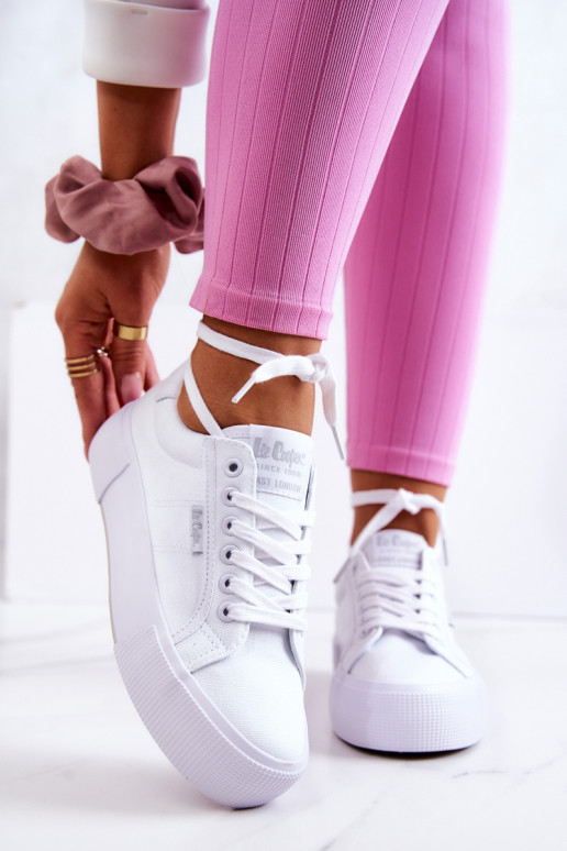 Tênis com uma plataforma Lee Cooper LCEM-22-31-0884L cor branca Tênis com uma plataforma Lee Cooper LCEM-22-31-0884L cor branca