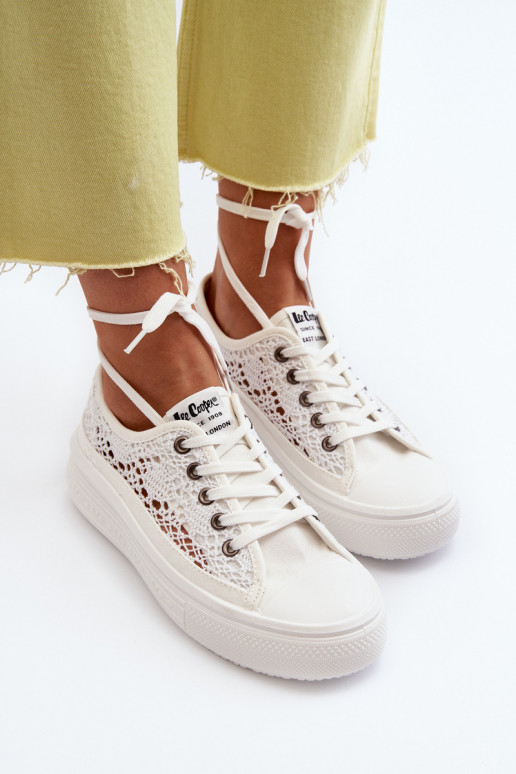 com motivos de renda Sapatos de lazer Lee Cooper LCEM-23-44-1617 cor branca com motivos de renda Sapatos de lazer Lee Cooper LCEM-23-44-1617 cor branca
