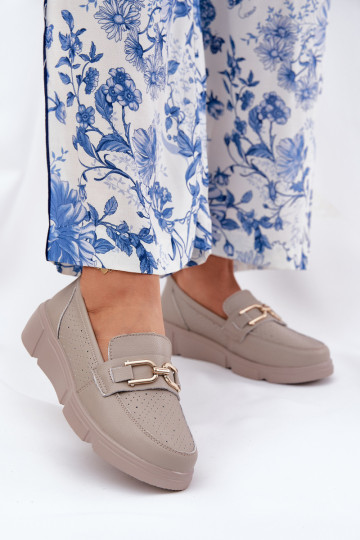 Mocassins femininos de couro na cor areia com detalhes dourados Vinceza 88007