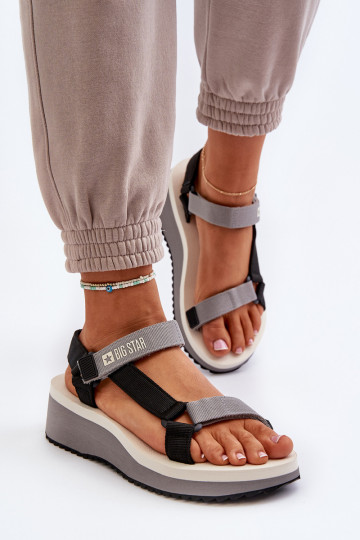 Sandálias femininas com uma plataforma I Koturnie Big Star NN274A054 cor cinza