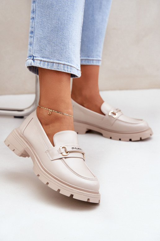 Mocassins femininos em tom areia de... Mocassins femininos em tom areia de...