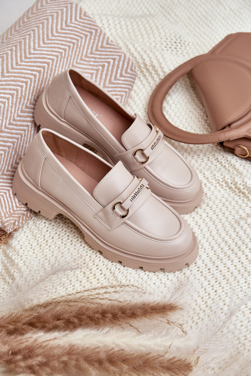 Mocassins femininos em tom areia de... Mocassins femininos em tom areia de...