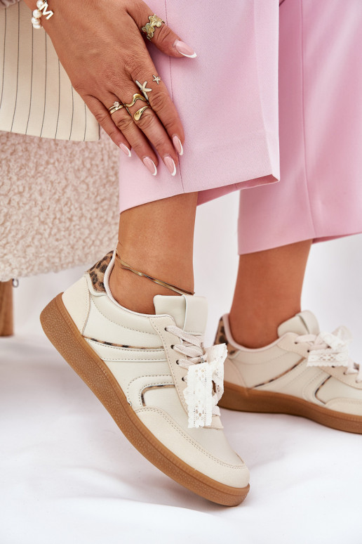 tênis baixo modelo feminino com cadarços e estampa de pele de leopardo cor areia Zielle