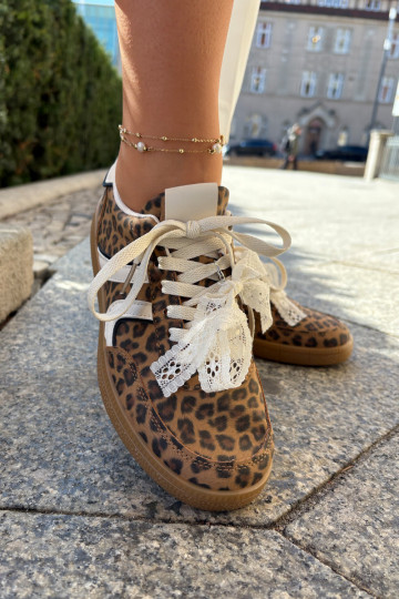 tênis baixo modelo feminino com cadarços e estampa de pele de leopardo cor marrom Zielle 2