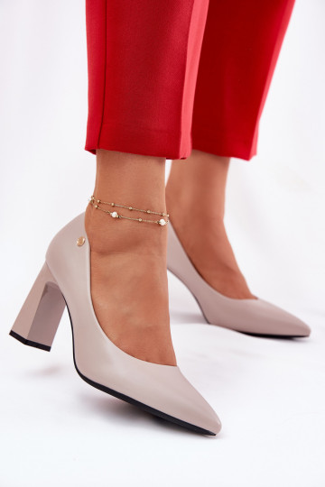 Sapatos elegantes com salto na cor cinza