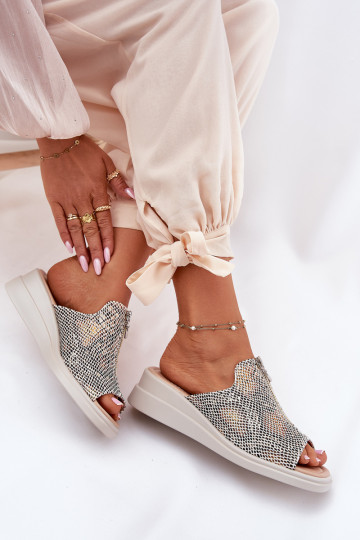 Chinelos femininos Em uma cunha com zíperes Padrão animal bege Irriva